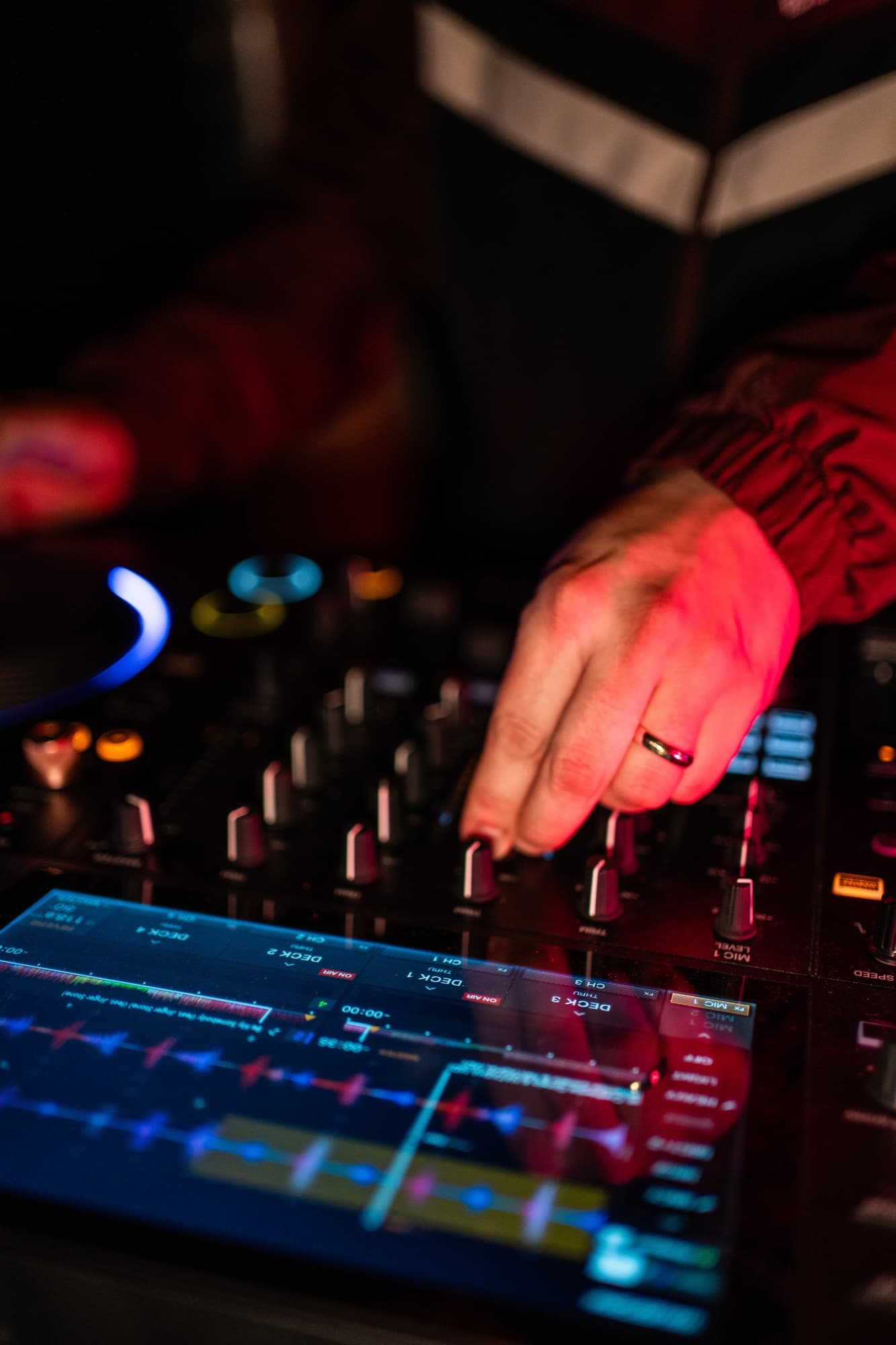 Hand von Sergjio an den Reglern des Mixers, davor das Display mit Wellenformen