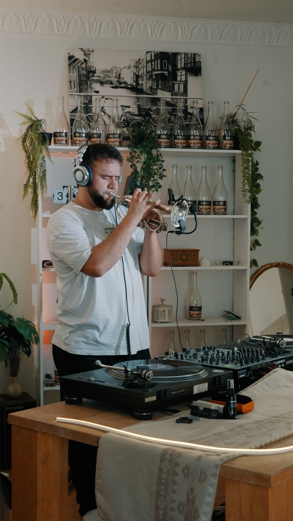Sergjio spielt Cornet neben dem Plattenspieler, von der Seite gesehen